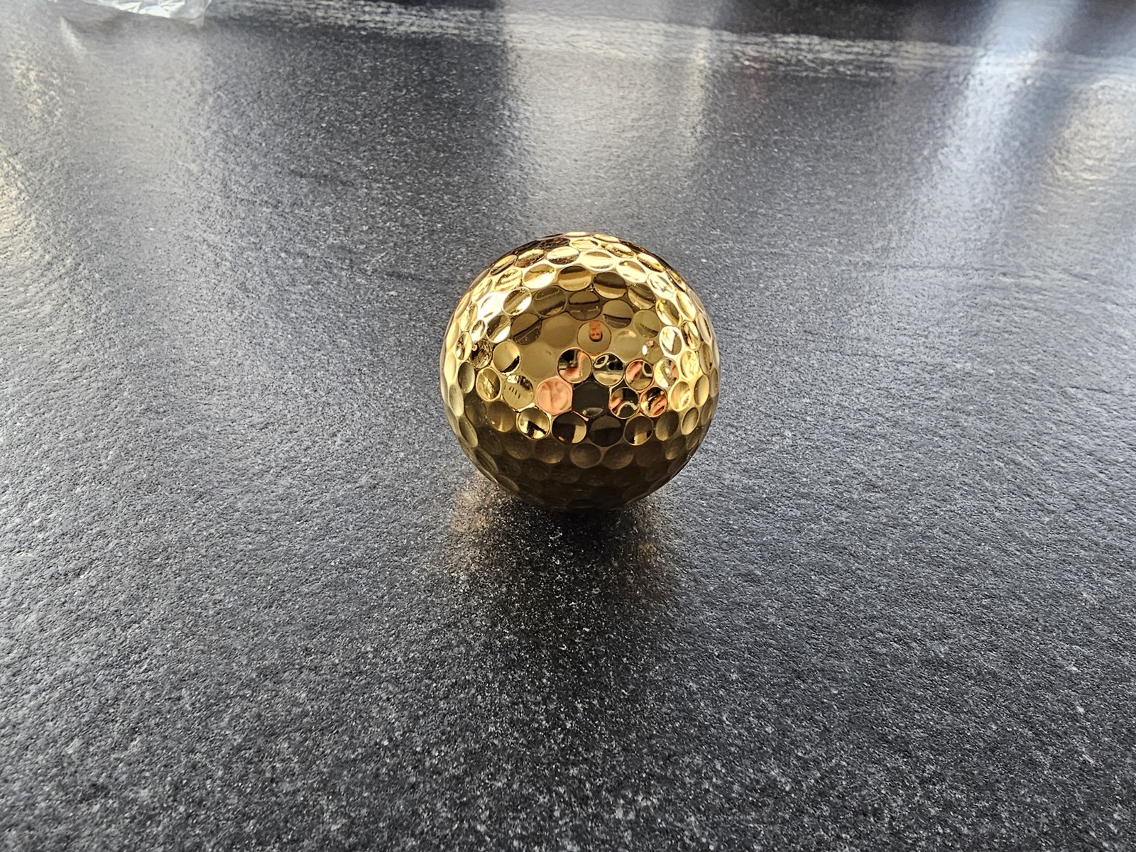 Vergoldeter Golfball – Edle Deko & exklusives Geschenk für Golfer